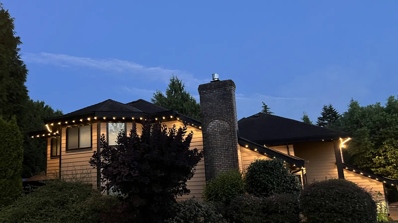 Vancouver home with permanent warm white LED roofline lighting at dusk by Vancouver Glow