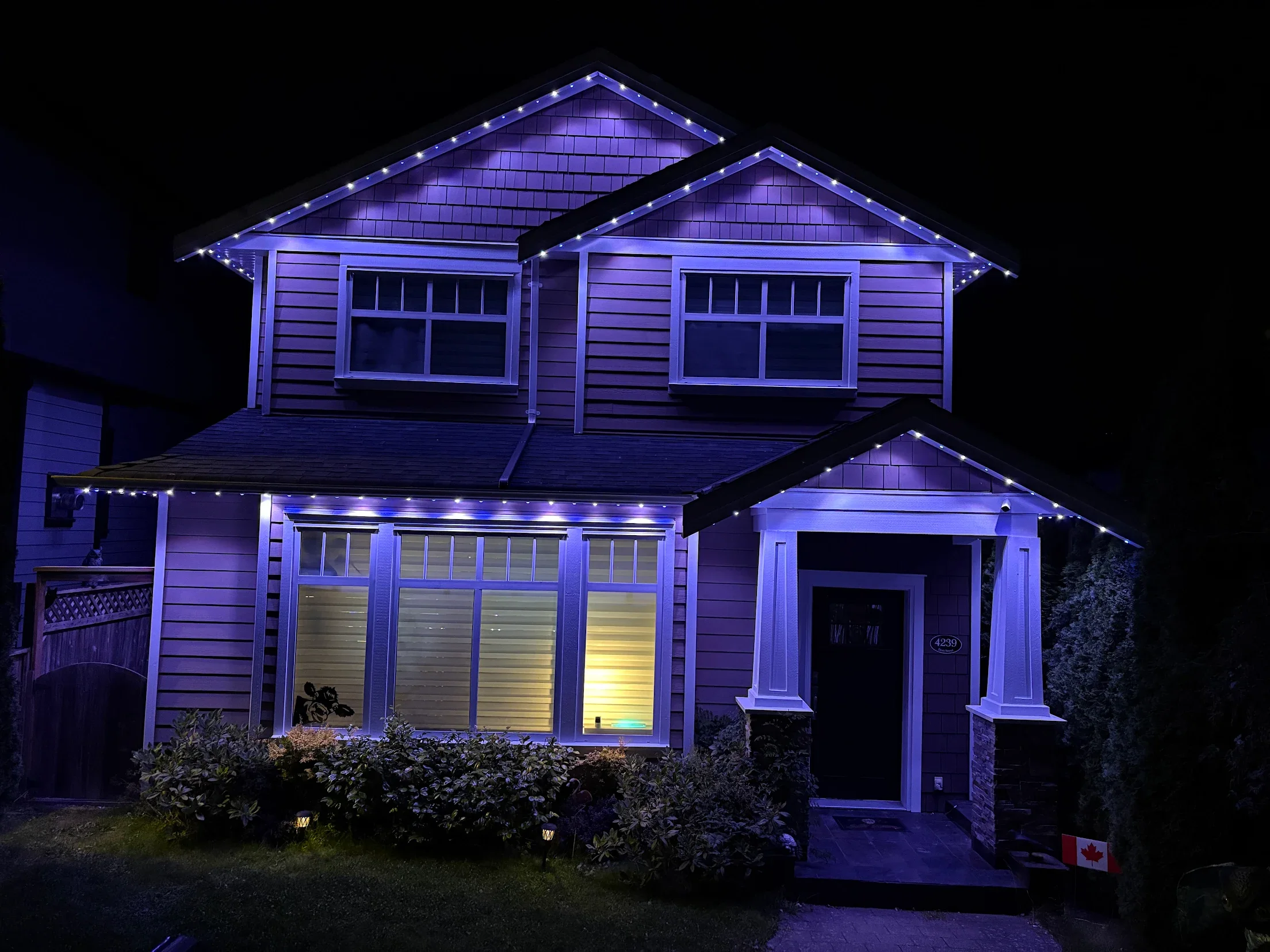 Real Vancouver home with blue and warm-white permanent roofline lighting